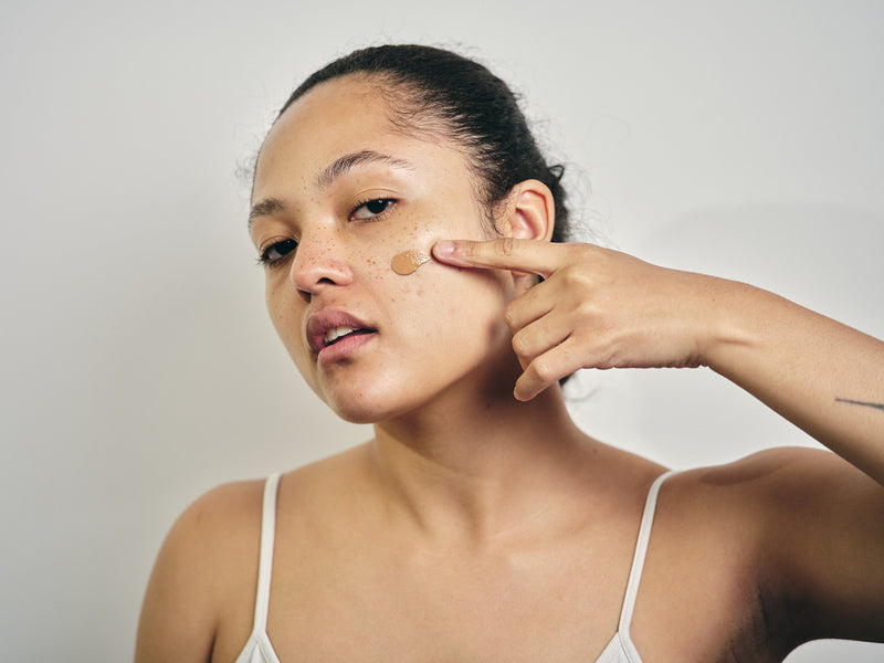 Applique la BB crème sur peau propre et hydratée, sur l'ensemble du visage pour unifier le teint.